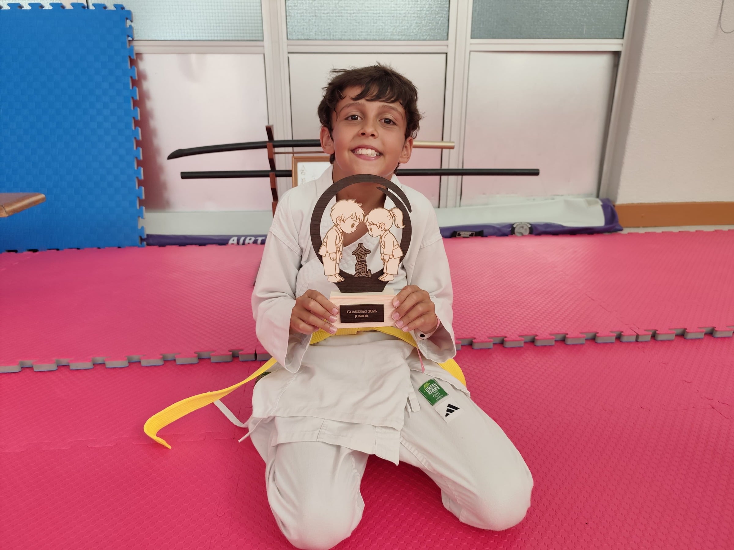 Noah César com o troféu de Guardião do Ano